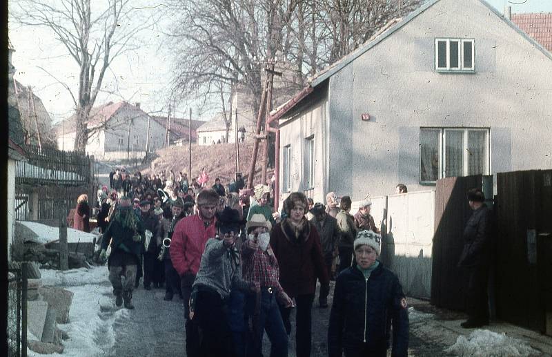 Masopustní veselí začíná po Třech králích. Průvody už druhým rokem nejsou, připomenout si je můžeme na historických fotkách. Tyto z Jezdovic u Třeště.