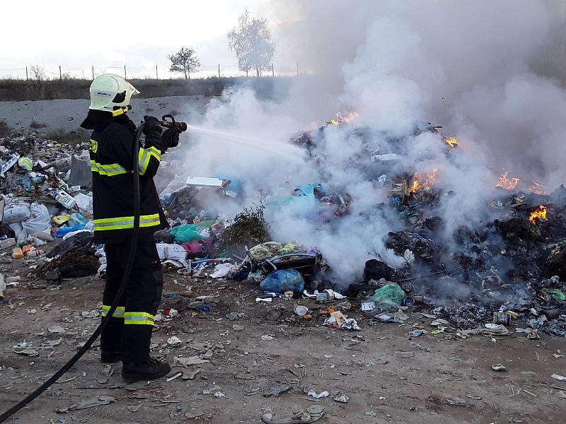 V Petrávči hořela skládka odpadu.