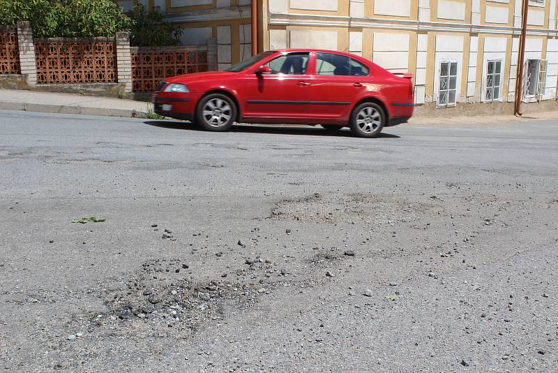 V Puklicích začínají pracovat na opravách místních komunikací, průtah obcí by zasloužil opravu v úseku před školou.