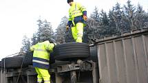 Odklízení nehody dvou kamionů na 118.kilometru dálnice ve směru na Brno