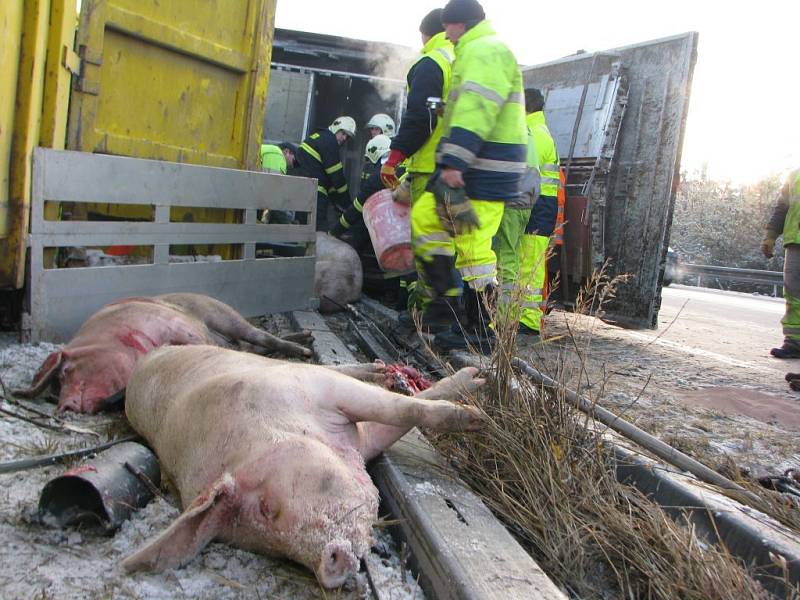 Odklízení nehody dvou kamionů na 118.kilometru dálnice ve směru na Brno