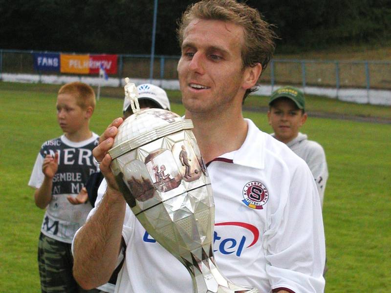 Perleťový pohár vždy táhl. V roce 2003 zvedl nad hlavu pohár z perleti tehdejší kapitán pražské Sparty Karel Poborský.
