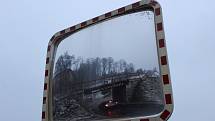 Pod železniční viadukt se po dokončení prací na silnici nevejde autobus ani cisterna hasičů.