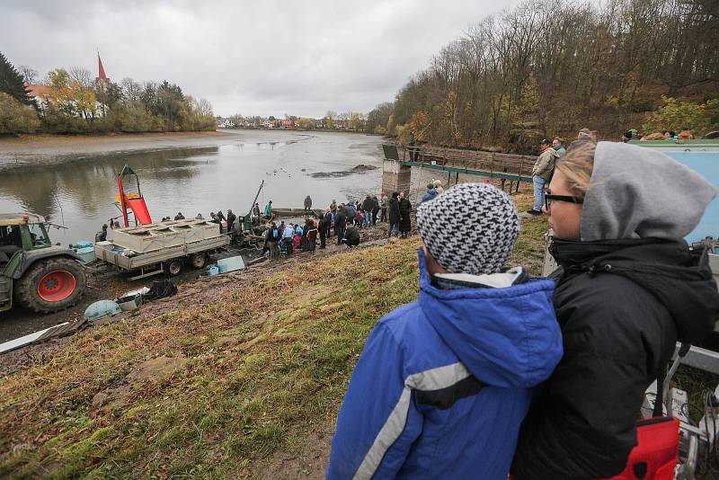 Výlov Staroměstského rybníka v Telči.