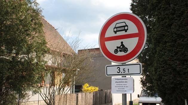 Vjezd na spojovací cestu je povolen pouze obyvatelům několika okolních ulic. Řidiči však toto opatření vůbec nerespektují a dělají si, co chtějí.
