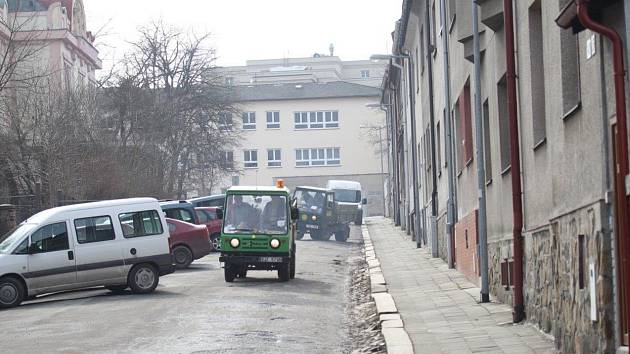 Toto je současný stav chodníků a silnice v jihlavské Úprkově ulici.