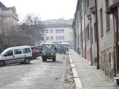 Toto je současný stav chodníků a silnice v jihlavské Úprkově ulici.