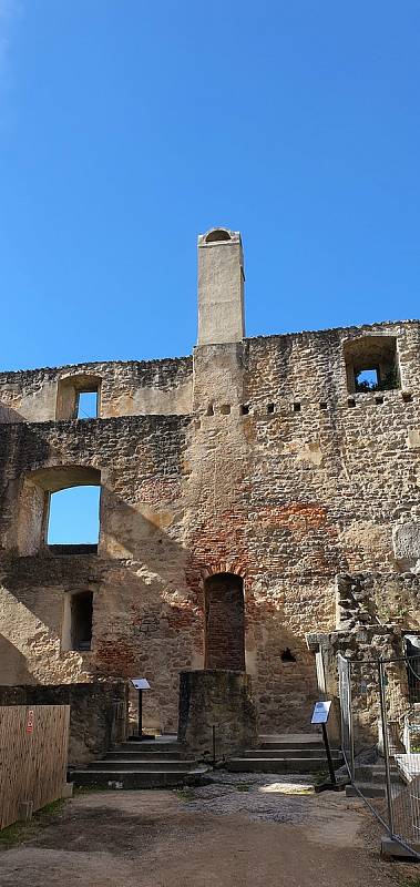 Zřícenina hradu Landštejn je směsicí několika architektonických slohů. Návštěvníci si zde přijdou na své.