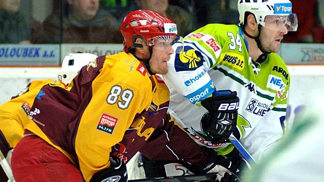 Jihlavští hokejisté nastoupili v Karlových Varech v okleštěné sestavě, když postrádali pětici hráčů hostujících v Dukle právě z Energie. 