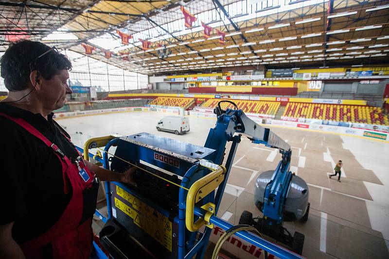 Rentgenová kontrola střechy Horáckého zimního stadionu v Jihlavě.