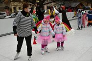 V Polné se proháněly děti v maskách na ledě.