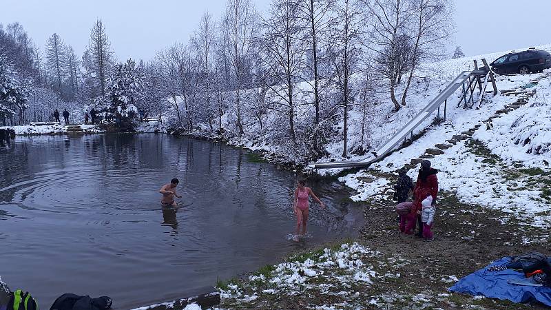 Otužilci na rybníku Žlábek v Kostelní Myslové 2022.