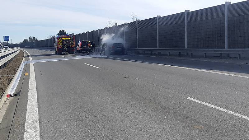 Požár auta na vysočinské D1 ve směru na Brno.