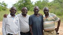 Edson Makumbirofa se se svými příbuznými setkal ve vesnici, kde žije strýc Michael, v březnu minulého roku. Na snímku zleva Edsonův nejstarší bratr Sunny, Edson, strýc Michael a o dva roky starší bratr Evans.