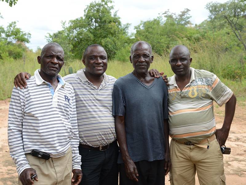 Edson Makumbirofa se se svými příbuznými setkal ve vesnici, kde žije strýc Michael, v březnu minulého roku. Na snímku zleva Edsonův nejstarší bratr Sunny, Edson, strýc Michael a o dva roky starší bratr Evans.