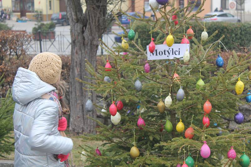 Náměstí v Brtnici zdobí vánoční stromky. Děti na ně navěsily ozdobičky, které samy vyrobily.