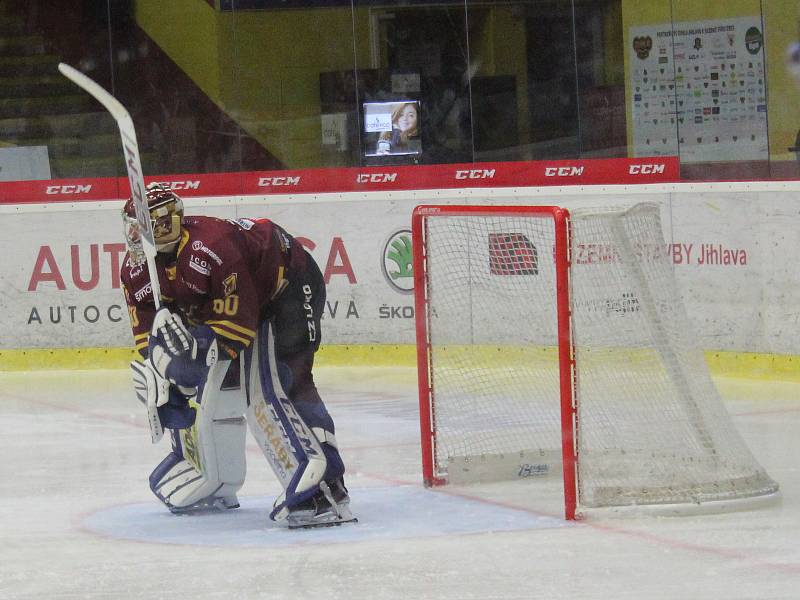 Utkání 26. kola Chance ligy mezi HC Dukla Jihlava (v červeném) a HC Baník Sokolov.