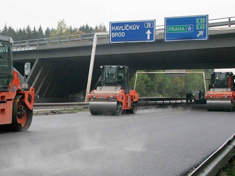 Úsek, který navádí řidiče na dálnici D1 ve směru na Prahu už dostala nový koberec.