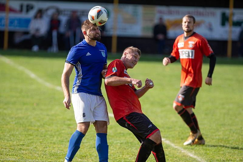 V nedělním dopoledním utkání 13. kola krajského přeboru mezi fotbalisty domácího Sapeli Polná (v červených dresech) a Novou Vsí se z výhry 2:1 radoval hostující celek.