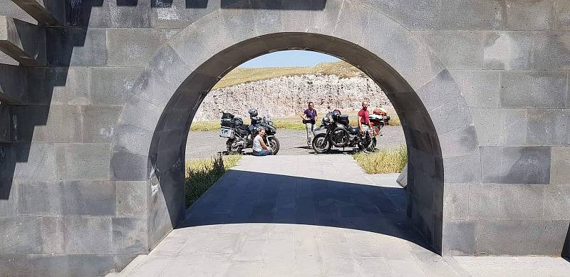 Manželé Sedláčkovi a Tomanovi letos v létě na motorkách procestovali Kavkaz.