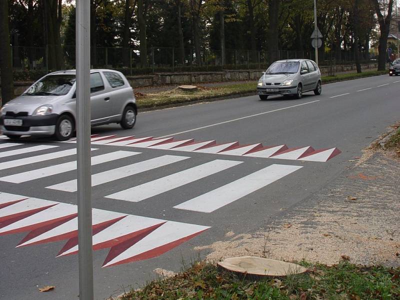 První krok? Pařezy. Rozhled chodců se zlepšil tento týden: po skácení tří vzrostlých stromů.