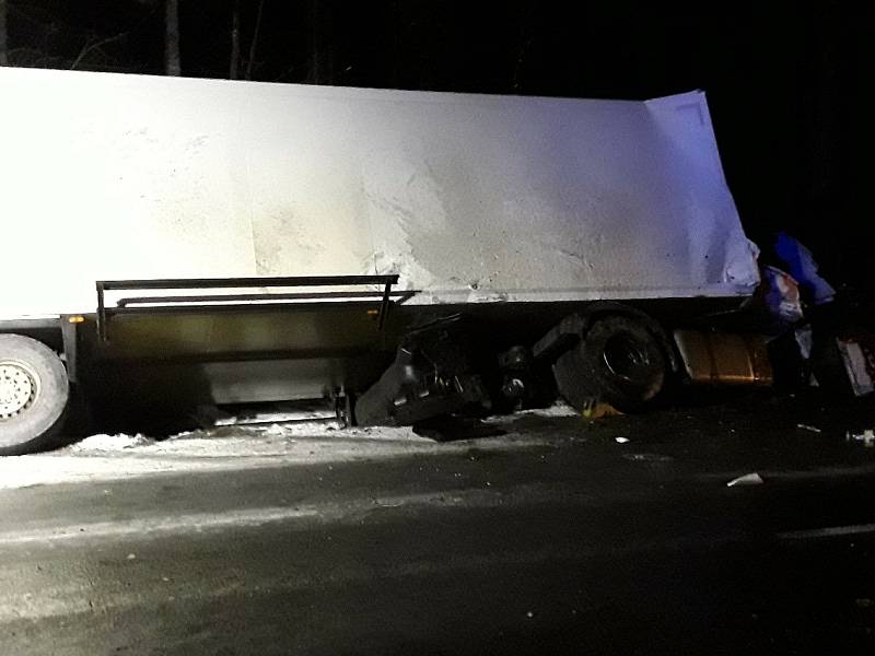 Nehoda nákladního vozu u Jitkova se neobešla bez zranění.