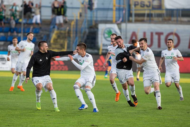 Odvetné utkání baráže o účast v první fotbalové lize mezi FC Vysočina Jihlava a MFK Karviná.