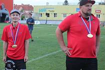 Matěj Večes (vpravo) získal pří svém prvním trenérském angažmá s Vysočina Gladiators Czech Bowl. Na snímku s Ondřejem Paulusem, který jako head coach slavil s Glads triumf v lize před dvěma lety.