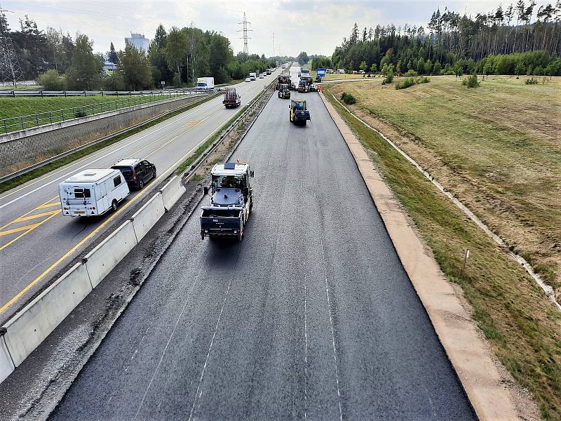 Pokládání asfaltového betonu u Jihlavského přivaděče.