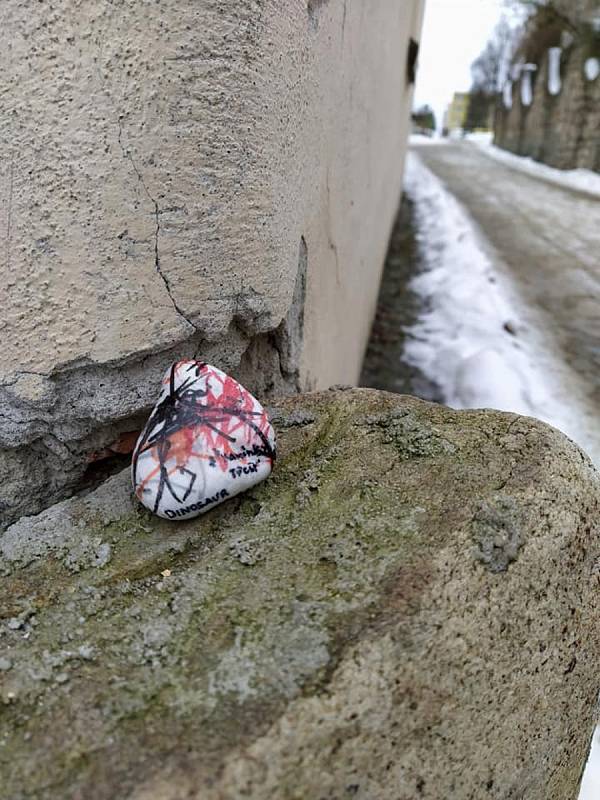 Barevné kamínky jsou hitem v ulicích Třeště