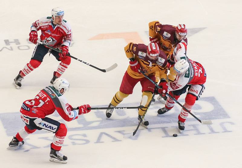 Jihlavští hokejisté měli v osmém zápase baráže o extraligu slavné Pardubice na kolenou, ale ve třetí třetině ztratili tříbrankové vedení. Dokázali se však z toho dostat a vybojovat cenný bod v samostatných nájezdech.