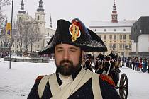 Voják v uniformě Napoleonovy armády na Masarykově náměstí v Jihlavě v prosinci 2005. Jubilejního setkání k dvoustému výročí bitvy tří císařů u Slavkova se tehdy účastnili členové klubů vojenské historie z celé ČR.