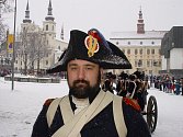 Voják v uniformě Napoleonovy armády na Masarykově náměstí v Jihlavě v prosinci 2005. Jubilejního setkání k dvoustému výročí bitvy tří císařů u Slavkova se tehdy účastnili členové klubů vojenské historie z celé ČR.