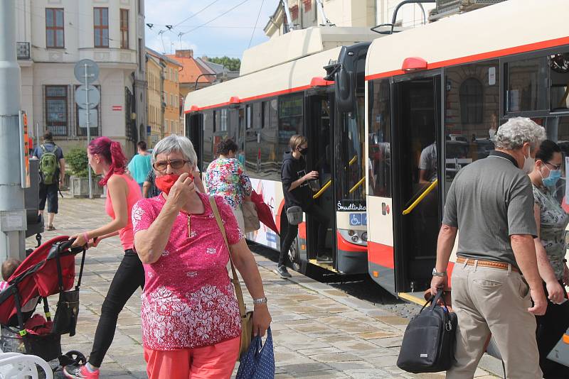 Od 14. července 2020 je nutné nosit na Jihlavsku roušky mimo jiné v MHD a  v obchodech.