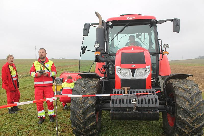 Záchranáři cvičili situaci, kdy traktor s žací lištou přejede na poli člověka.