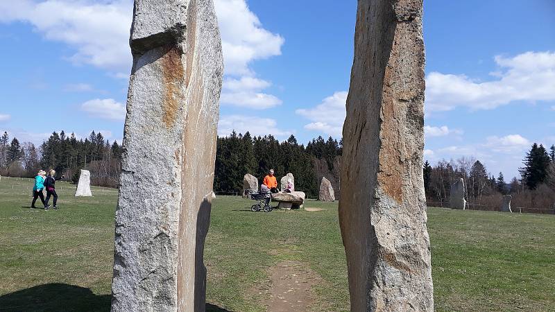 Resort Svaté Kateřiny v Počátkách bez návštěvníků. Kamenný kruh Druidů je i přesto v obležení turistů.