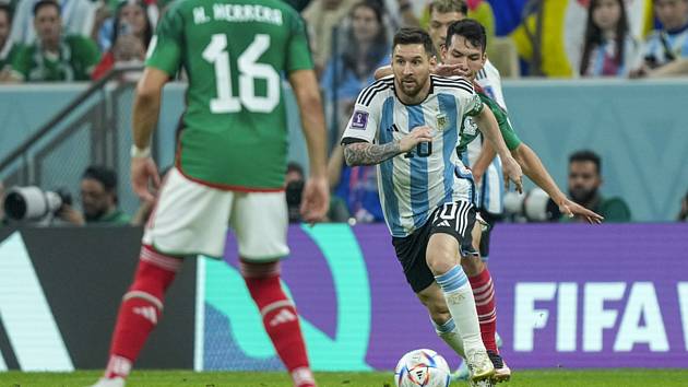 Dotáhne Lionel Messi (uprostřed u míče) fotbalisty Argentiny po šestatřiceti letech k dalšímu titulu světových šampionů? Někteří trenéři z Vysočiny by mu to přáli.