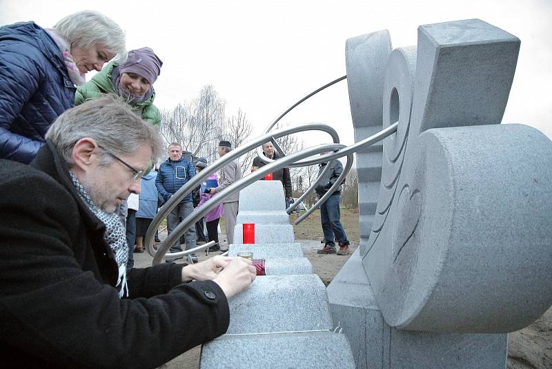 Kamenné klíče nezvoní, připomínají ale revoluci.