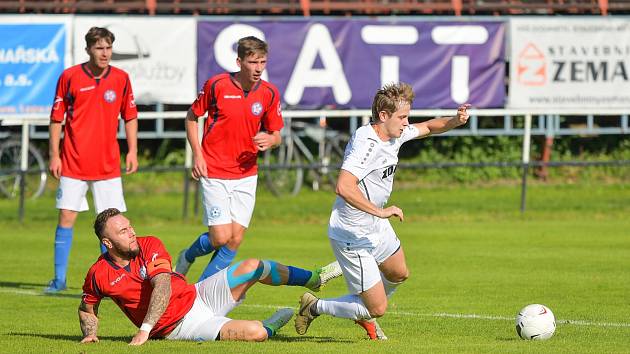 Dva týdny před jarním startem divize mají fotbalisté Žďáru (v bílém) i Polné (v červených dresech) slušnou střeleckou formu. V sobotu to jasně naznačili.