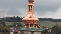 V Brtnici se podařilo na třetí pokus usadit opravené střechy věže farního kostela svatého Jakuba v Brtnici 