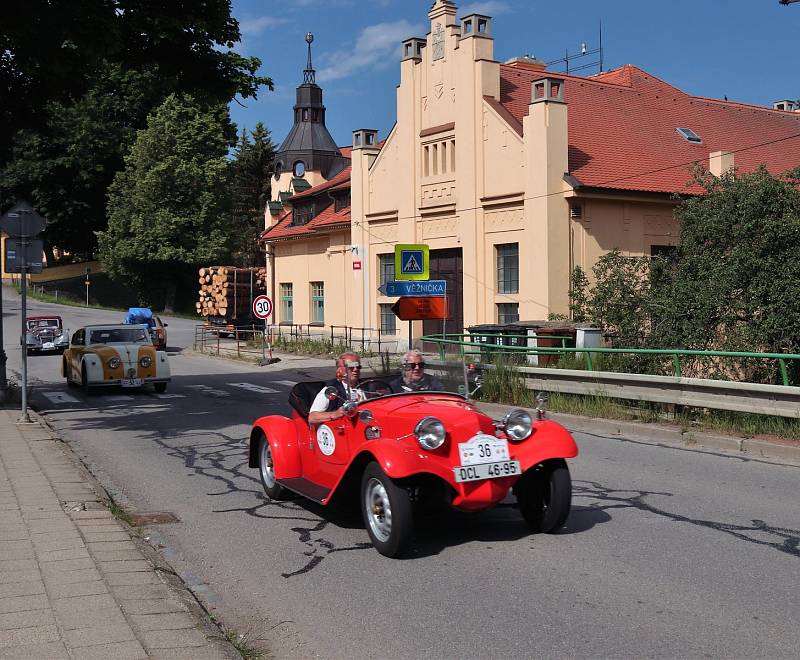 Účastníci historické jízdy 1000 mil československých zavítali do Polné.