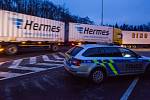 Na odstavných parkovištích na 111. km dálnice D1 se 21. března v časných ranních hodinách uskutečnila kontrolní akce Policie ČR zaměřená na nebezpečné nebo špatné parkování nákladních automobilů.
