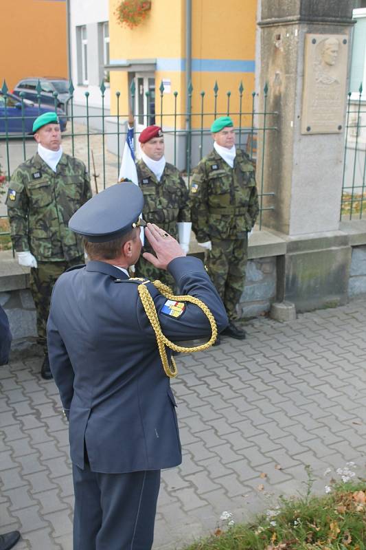 Pamětní deska Jindřicha Kartůska je na plotě areálu Služeb města Jihlavy, nedaleko jeho někdejšího bydliště.