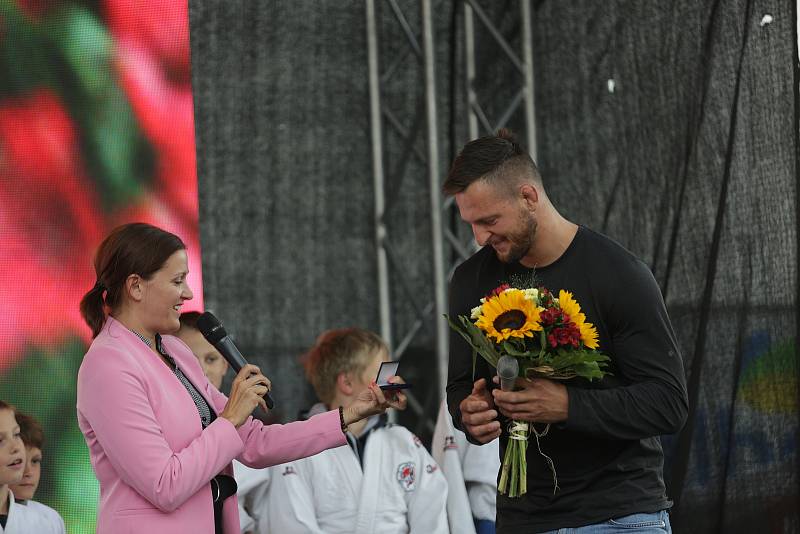 Stovky lidí přišly na jihlavské Masarykkovo náměstí přivítat olympijského medailistu v judu Lukáše Krpálka. Veliký judista neskrýval dojetí a vzpomínal na své dětství v Jihlavě.