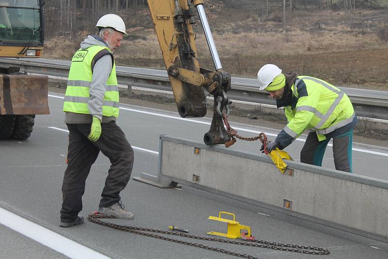 Poslední březnový víkend umisťovali dělníci na dálnici D1 mezi Velkým Beranovem a Měřínem svodidla, od pondělí se začne ve směru na Prahu pracovat.