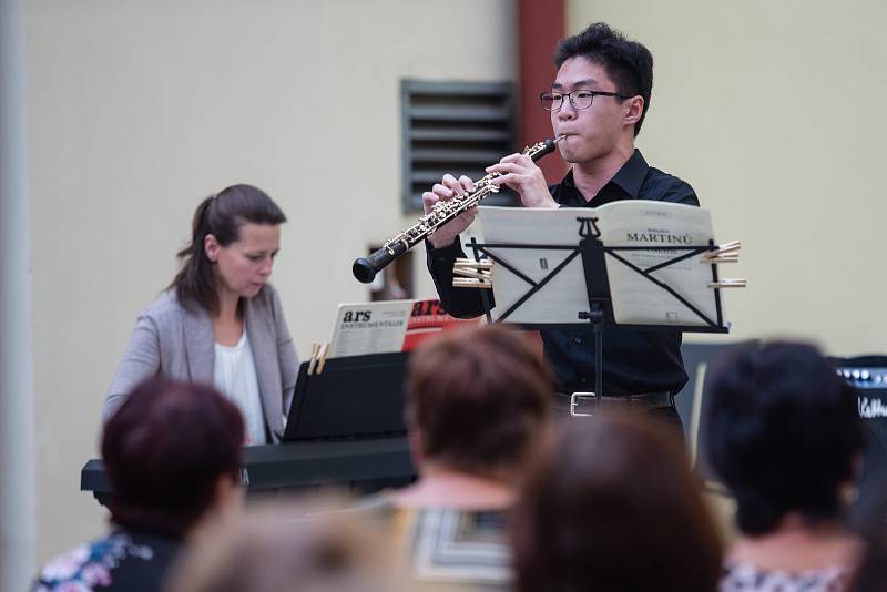 Koncert účastníků Francouzsko-české akademie hudební akademie na nádvoří Univerzitního centra v Telči.