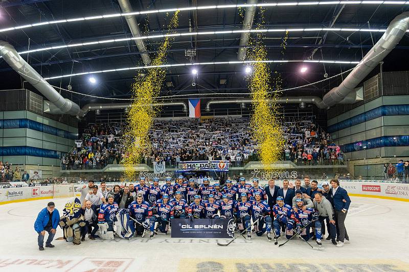 Hokejisté Kladna (v modrém) rozhodli třetí třetinu pátého barážového souboje s Duklou góly Matěje Berana a Tomáše Plekance a zůstávají extraligoví I pro další sezónu 2022/2023.