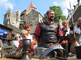 Kejklíři i řemeslníci. Slavnosti Pernštejnského panství pokračují na hradě a v jeho okolí také o  víkendu. Kromě výstav a koncertů budou k vidění ukázky prací středověkých řemeslníků. 
