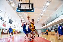 Basketbalisté BC Vysočina (na archivním snímku ve žlutém) po parádních třech čtvrtinách derby v Pelhřimově v závěrečném dějství doslova zkolabovali.