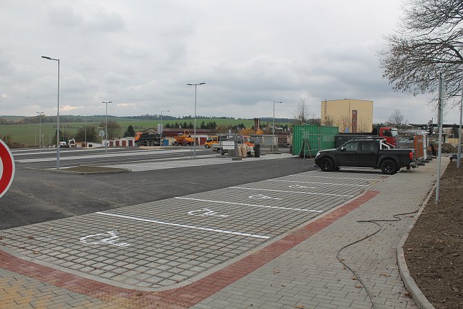 Parkoviště bylo na konci září už téměř dokončené, stavební práce v lokalitě tím ale nekončily.